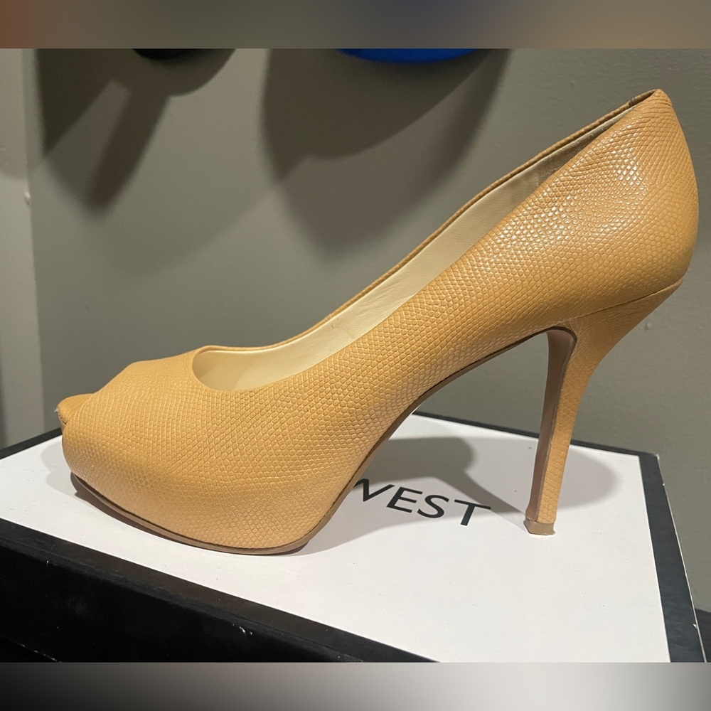 Women’s size 9 Neutral color peep toe heel